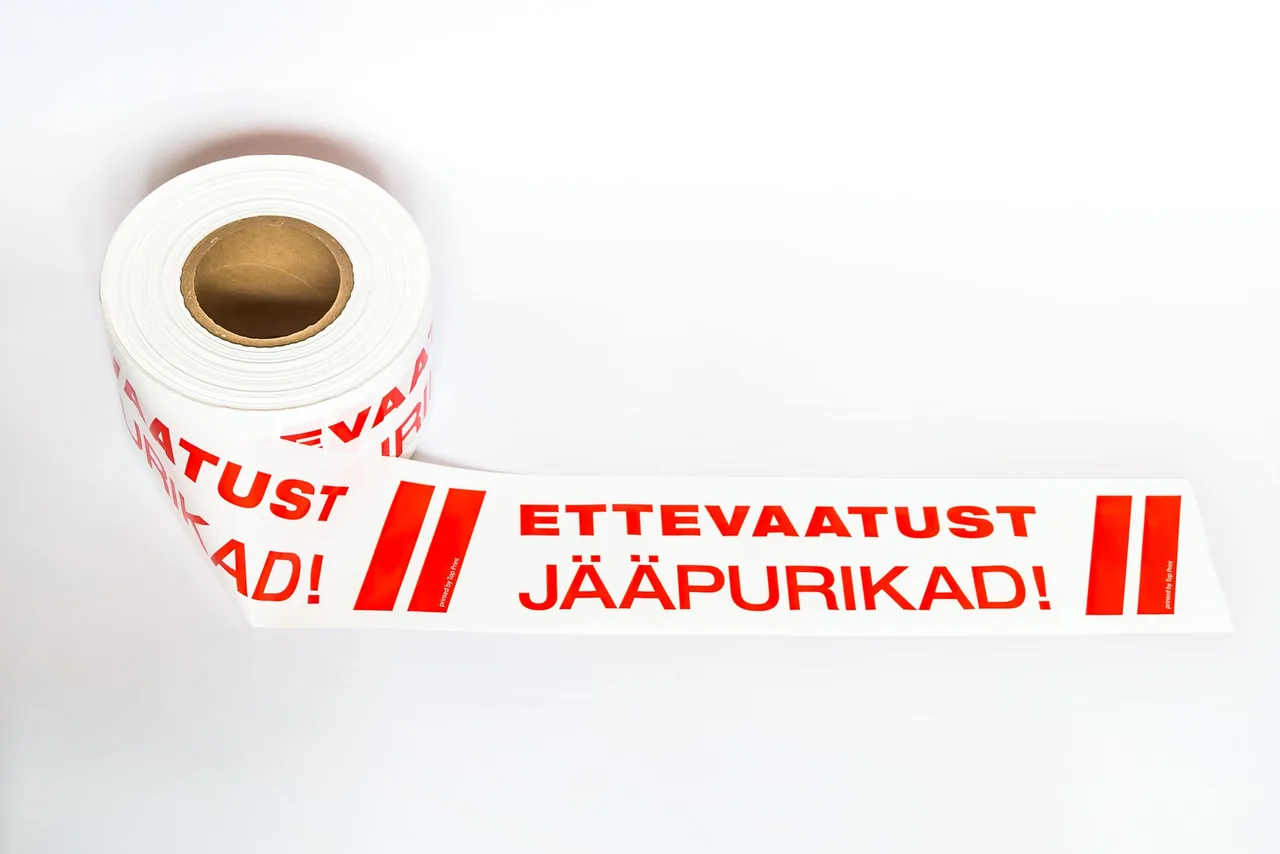 Valge ohutuslindirull punase hoiatusega jääpurikate eest